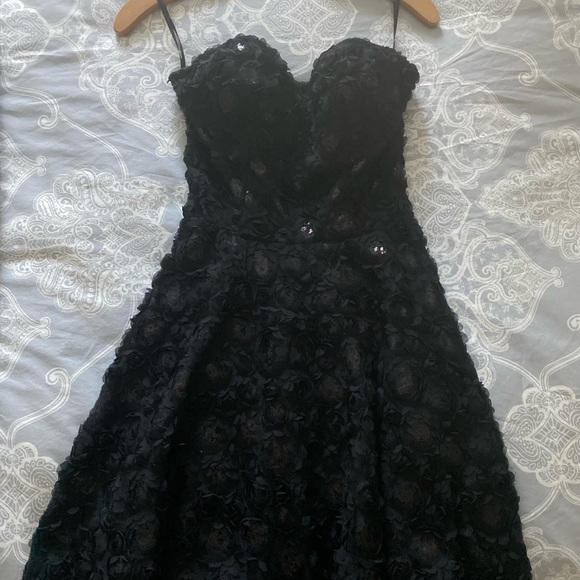 Elegant Black Strapless Dress - Picture 2 of 7